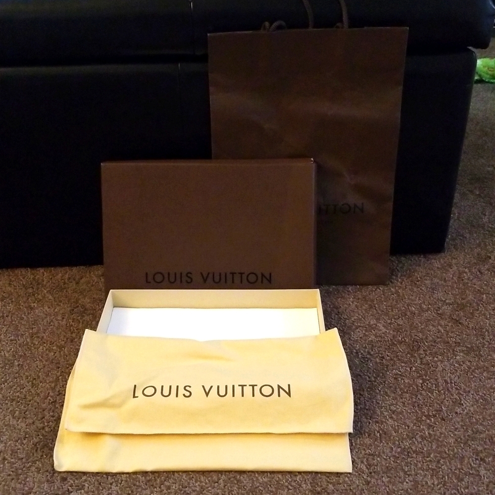 Box, dust ruffle and bag LV